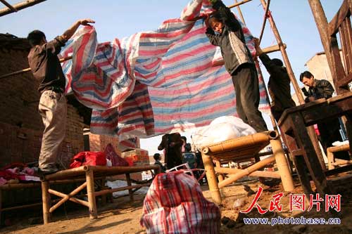 图文:九江县新合镇爱国村的村民们在搭建抗震