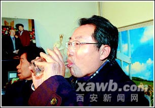 黑龙江省长张左己喝下第一口水(图)