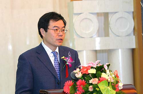 卫生部医政司副司长张宗久在论坛开幕式上发言