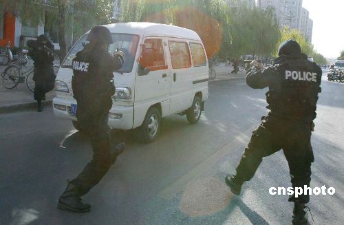 图:郑州警方演习处理银行劫案