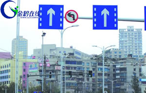 贵惠路上矛盾路口--交通牌:禁止左转 红绿灯: