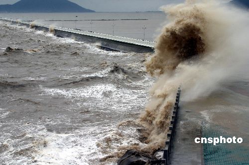 图:连云港拦海大堤西入口巨浪滔天