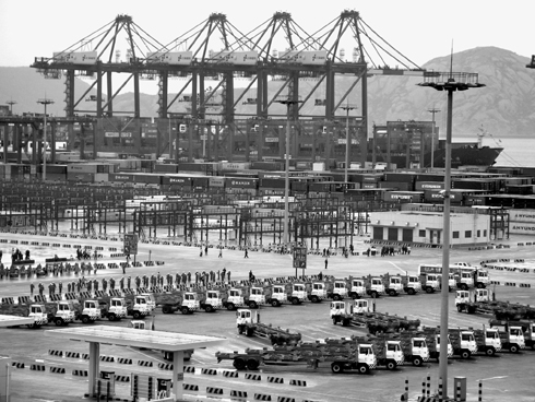 韩报:充满活力的中国上海洋山港码头开港(图)