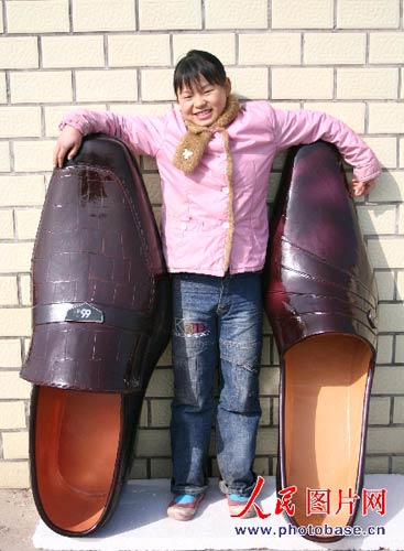 巨型陶瓷皮鞋现身江西景德镇