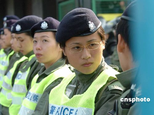 组图警方启用大批女警对付示威者