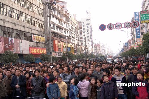 图:湖南新化国泰家电超市发生大火 无人员伤亡