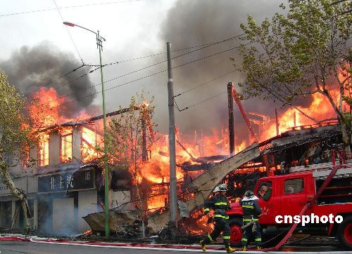 杭州市最繁华地段发生火灾 差点毁了商业一条