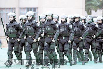 南宁公安特警支队28日揭牌 精英特警亮相演练