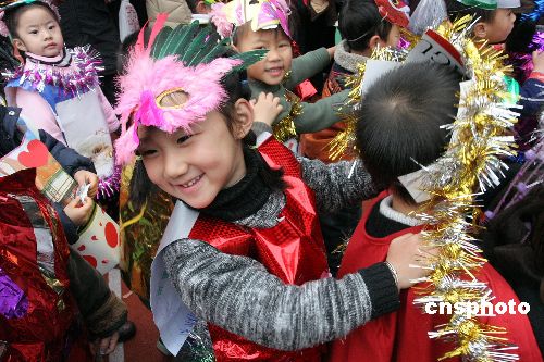 图:幼儿园小朋友化妆舞会迎新年