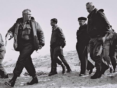资料图片:沙龙护送以色列总理本-古里安