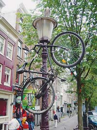 路灯上的自行车