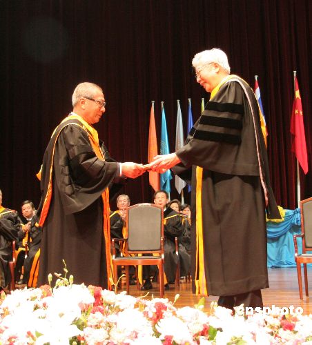 图：罗豪才获颁泰国华侨崇圣大学名誉博士学位
