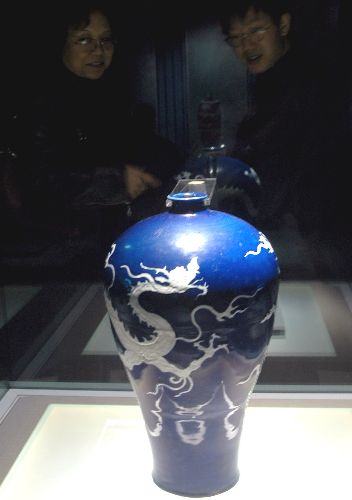 图:扬州博物馆展出元代霁蓝釉白龙梅瓶