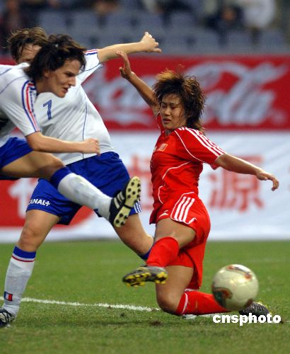 图:广州女子足球四国赛中国队1比1平法国队