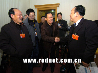 吴向东看望两会工作人员 称赞红网晨报两会报道