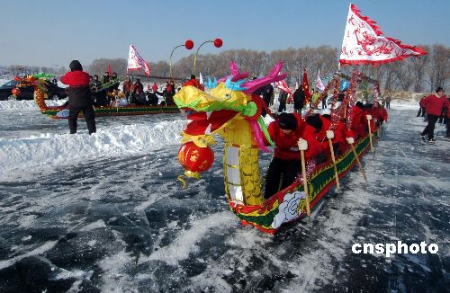 图：哈尔滨首创“冰上龙舟”赛