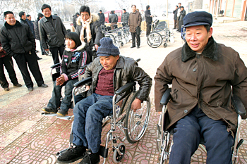 捐赠的轮椅全部发放完毕 35名特困残疾人收到