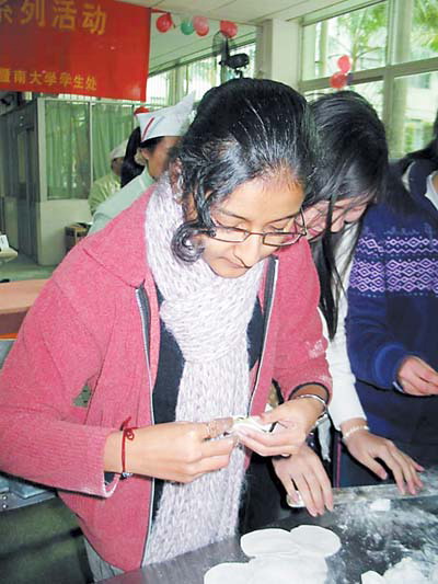 澳门,台湾地区近100名境外生外国留学生,在暨南大学的饭堂一楼自己图片
