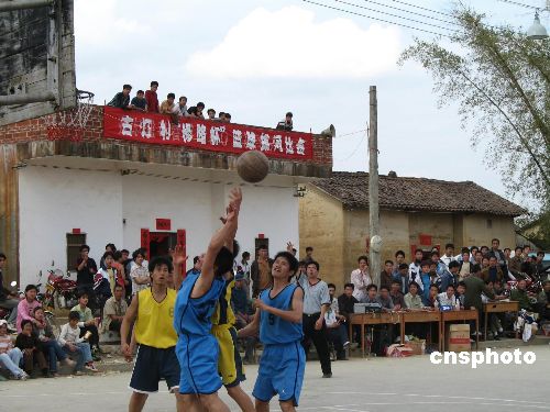 图:广西一村庄连续三十年举行春节篮球赛