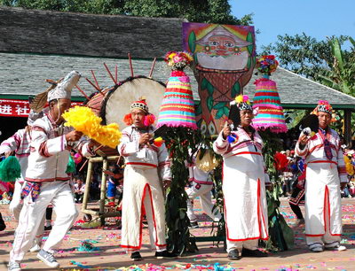 基诺族同胞欢庆特懋克节