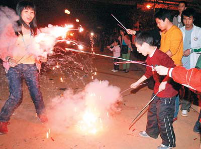 元宵节,市民放烟花爆竹要四谨记(图)