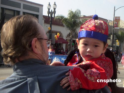 图:美国父亲抱着领养的中国小儿子欢庆元宵节