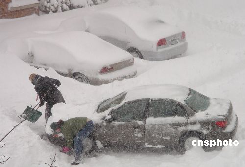 图:美国东北部遭遇暴风雪 市民雪中挖车