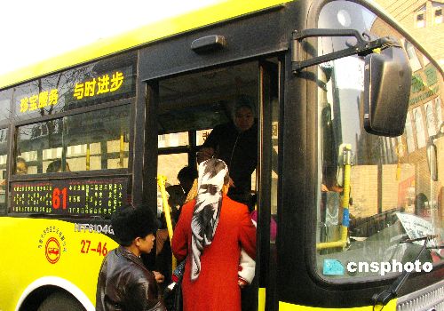 图：香港珍宝巴士公交车在乌鲁木齐运行
