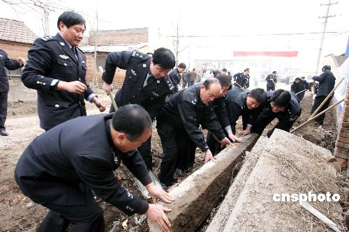 图:许昌民警帮助村民整治村容村貌