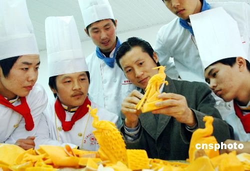 图:扬州40余人接受免费食雕技艺指导实现就业