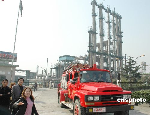 组图:江苏吴江一炼油厂发生爆炸(5)