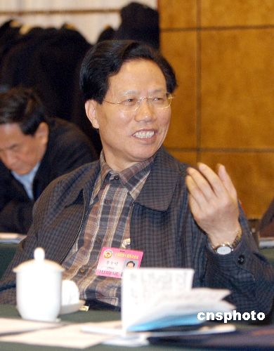 图:全国政协委员李金明在小组讨论会上发言