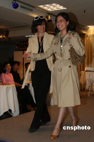 图:中国女外交官巴黎时装秀