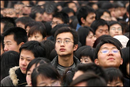 面对严峻的就业压力,场外等待的大学生凝重的表情耐人寻味.