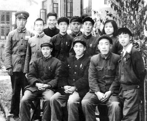 诚,誓死捍卫国家,对人民和党无私的爱,对剥削和不平等的憎恨他是那个年代的一个标本与无形之镜,供大众、学生,军人甚至老人映照,整理自我精神、道德的暗角。 身为普通士兵的雷锋,是中国少数能够以头像传世的人物之一。几乎所有国家领导人都为他题过词,参观过他的纪念馆,甚至发表过向他学习的讲演。