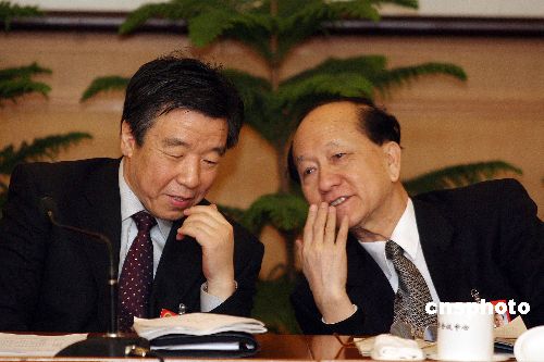 陈光毅与卢展工讨论政府工作报告