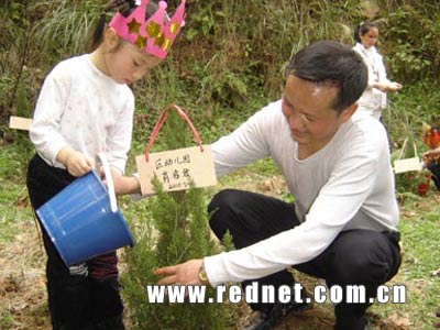 怀化市洪江区幼儿园小朋友培植挂牌认养小树(