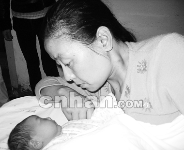 孕妇街头生产路人的哥救助