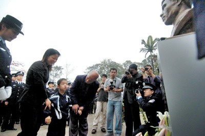 清明时节祭警魂(图)