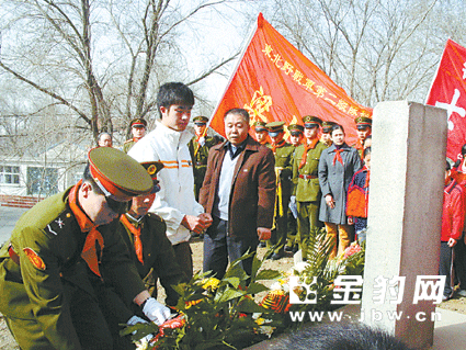 孙子梁久锁,孙女梁丹丹,梁士英生前所在部队驻海城65557部队官兵及士