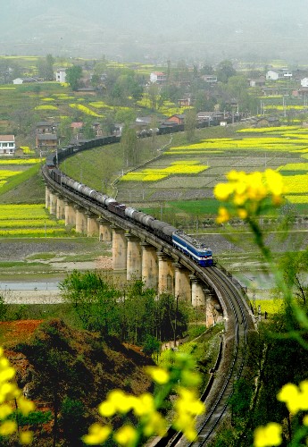 4月10日起国家调整铁路货运价格一列货运列车