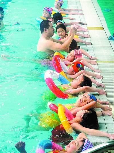 学会游泳避免意外溺水很迫切 场地有限老师缺