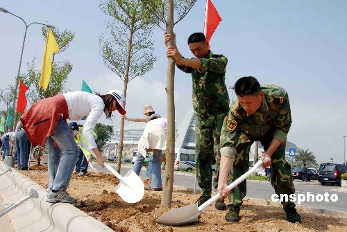 图:何厚铧刘联华等参加澳门植树活动