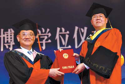 2、漳州大学毕业证图片：大学毕业证封面是红色还是蓝色有什么区别？ 