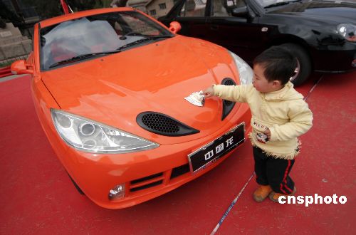 图:中国第一款国产跑车中国龙亮相北京
