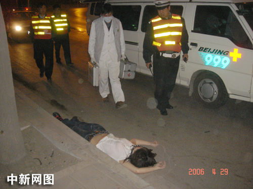 图:北京夜间发生摩托车交通事故 一死一伤