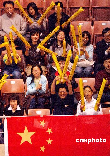 图:日本华人为中国羽毛球队助威
