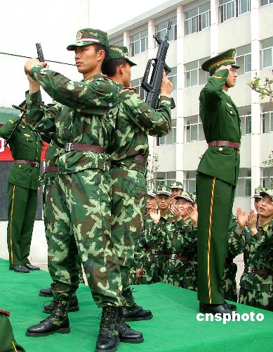 中国武警2006年将重点研制警官礼服和反恐作