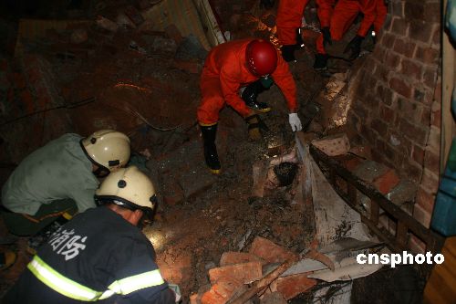 组图:广西南宁遭暴风雨袭击一家三口被压死