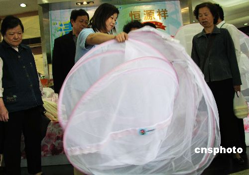 图:国内首款快速折叠蚊帐在上海热卖